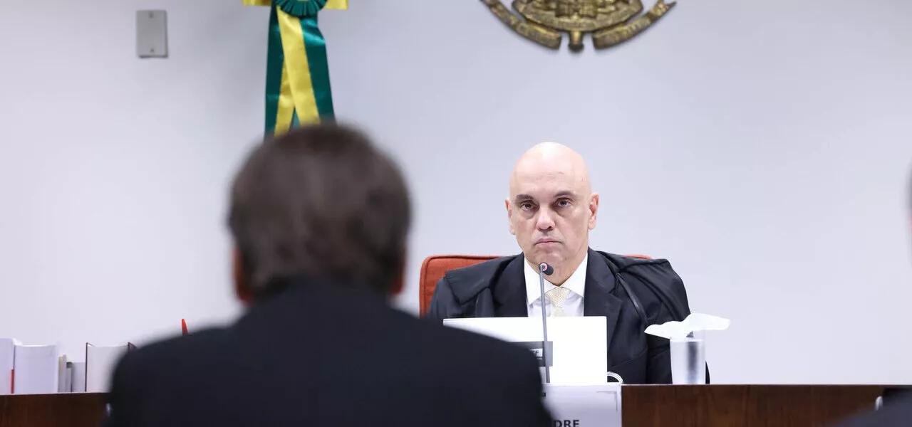 Jair Bolsonaro, de costas, e Alexandre de Moraes