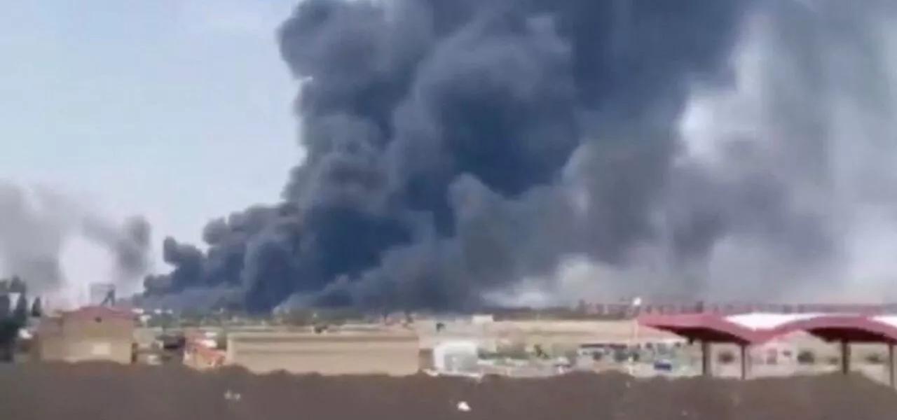 Coluna de fumaça no aeroporto de Tabriz, Irã Coluna de fumaça no aeroporto de Tabriz, Irã