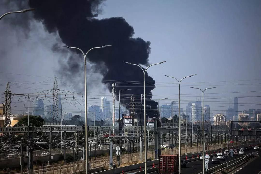 Incêndio causado por ataques iranianos nesta terça-feira, 17/06/2025, em Tel Aviv, capital de Israel Incêndio causado por ataques iranianos nesta terça-feira, 17/06/2025, em Tel Aviv, capital de Israel