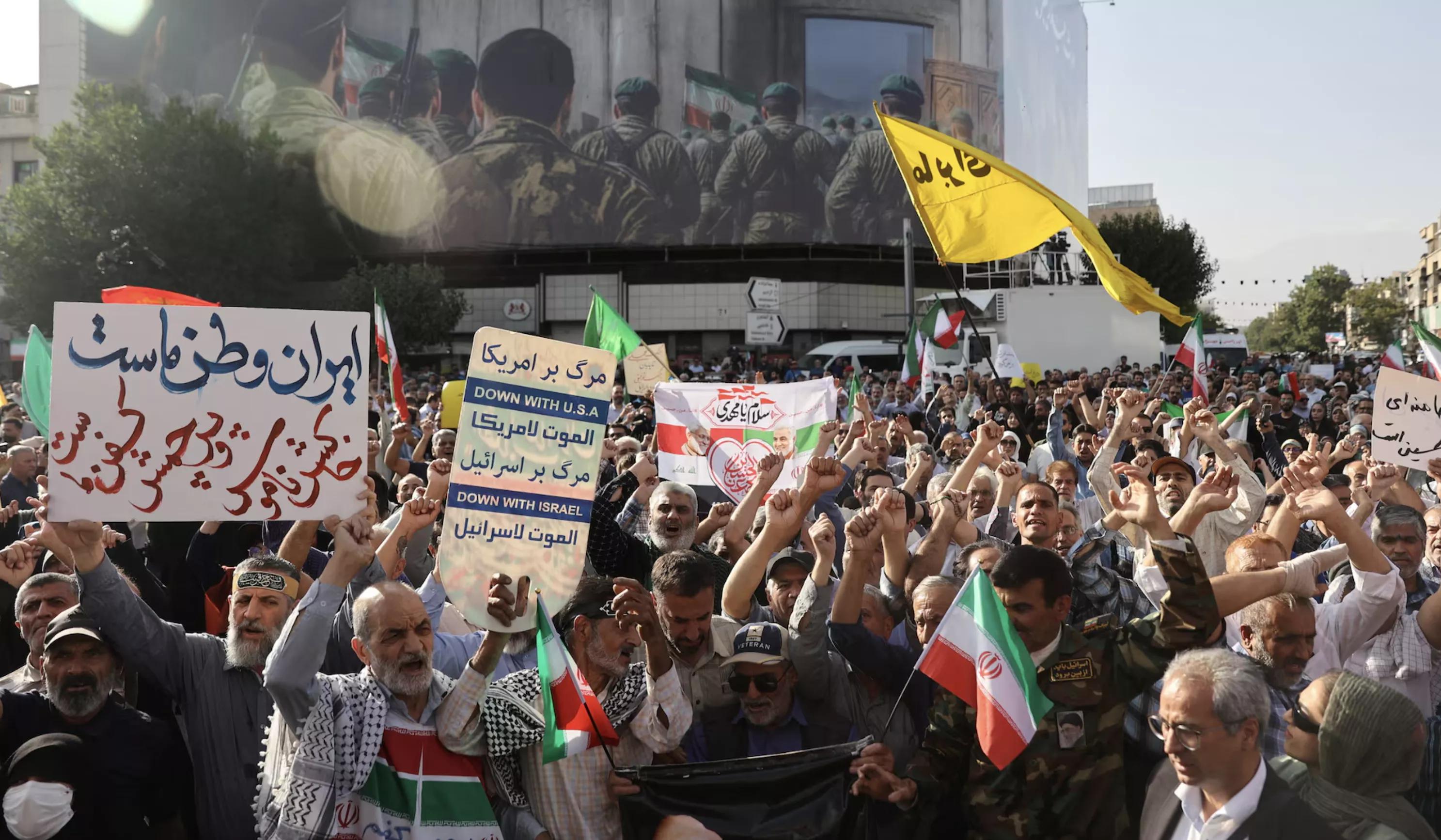 Iranianos protestam contra a agressão dos Estados Unidos e de Israel Iranianos protestam contra a agressão dos Estados Unidos e de Israel