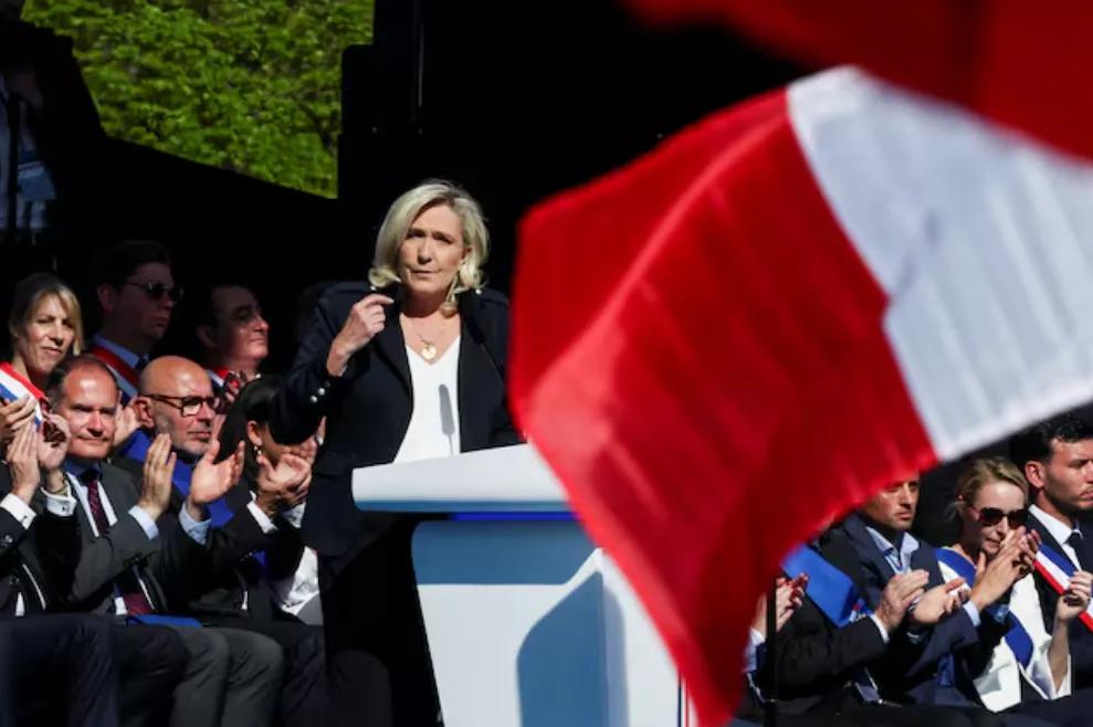 A líder de extrema direita francesa Marine Le Pen discursa em um comício em seu apoio, após apelos por uma mobilização pacífica após a condenação de Marine Le Pen por desvio de fundos da UE, o que resultou em sua proibição de concorrer a cargos públicos por cinco anos, em Paris, França, em 6 de abril de 2025 A líder de extrema direita francesa Marine Le Pen discursa em um comício em seu apoio, após apelos por uma mobilização pacífica após a condenação de Marine Le Pen por desvio de fundos da UE, o que resultou em sua proibição de concorrer a cargos públicos por cinco anos, em Paris, França, em 6 de abril de 2025