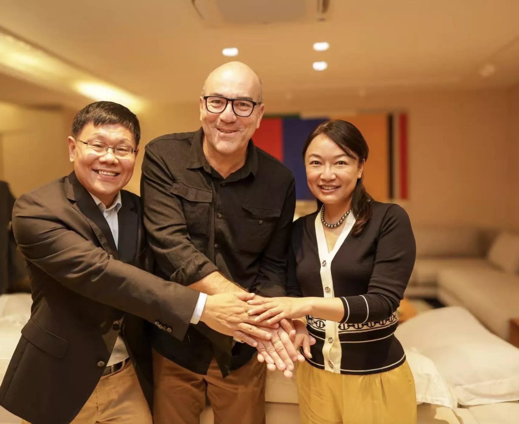 Li Bo, Leonardo Attuch e Helen Hua Li Bo, Leonardo Attuch e Helen Hua