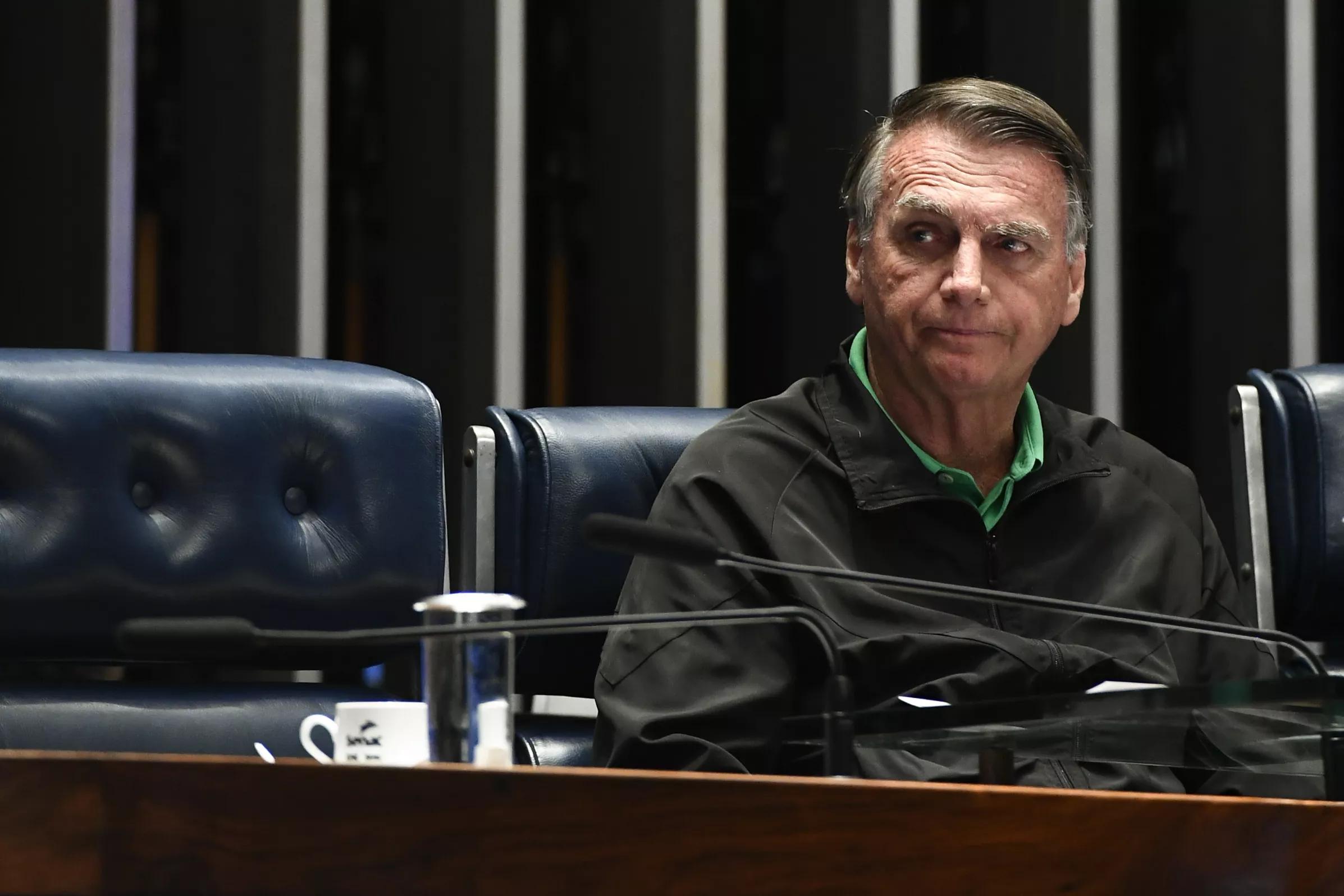 Jair Bolsonaro à mesa Jair Bolsonaro à mesa