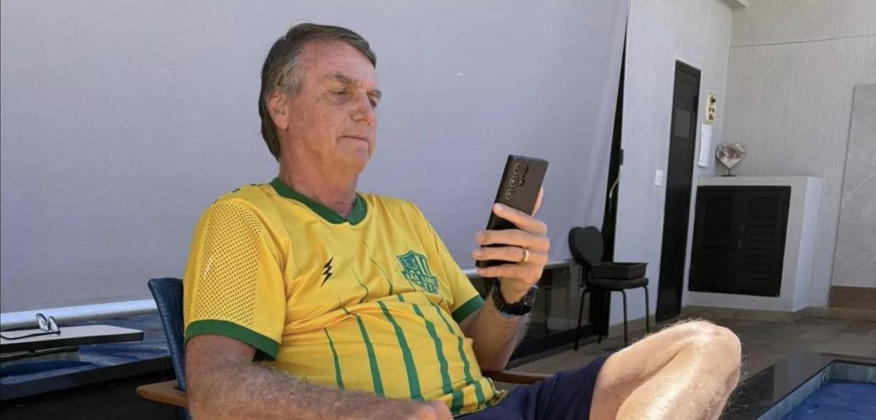 Bolsonaro com sua tornozeleira Bolsonaro com sua tornozeleira