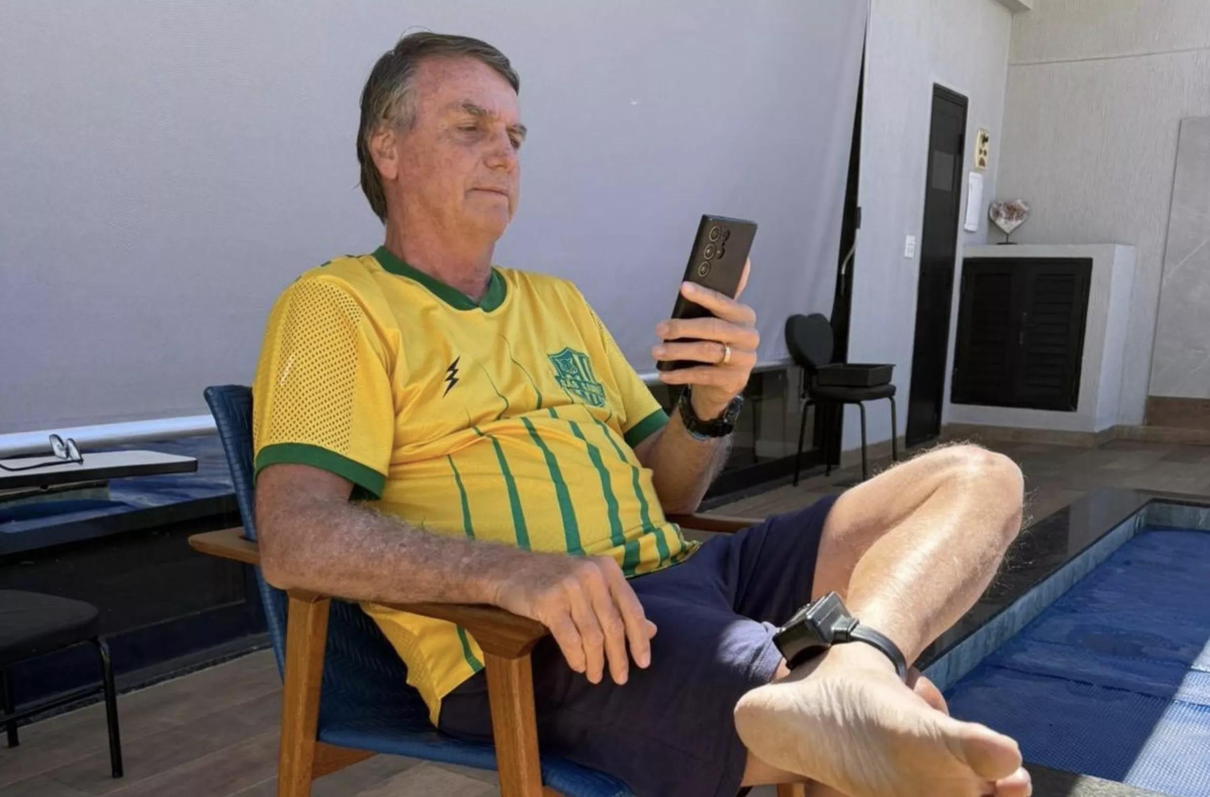 Bolsonaro com sua tornozeleira Bolsonaro com sua tornozeleira