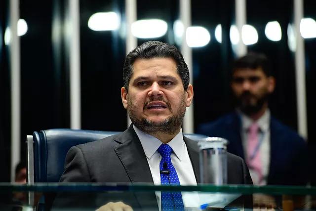 Pressionado, Alcolumbre deve destravar PEC do fim da escala 6x1 | Brasil 247