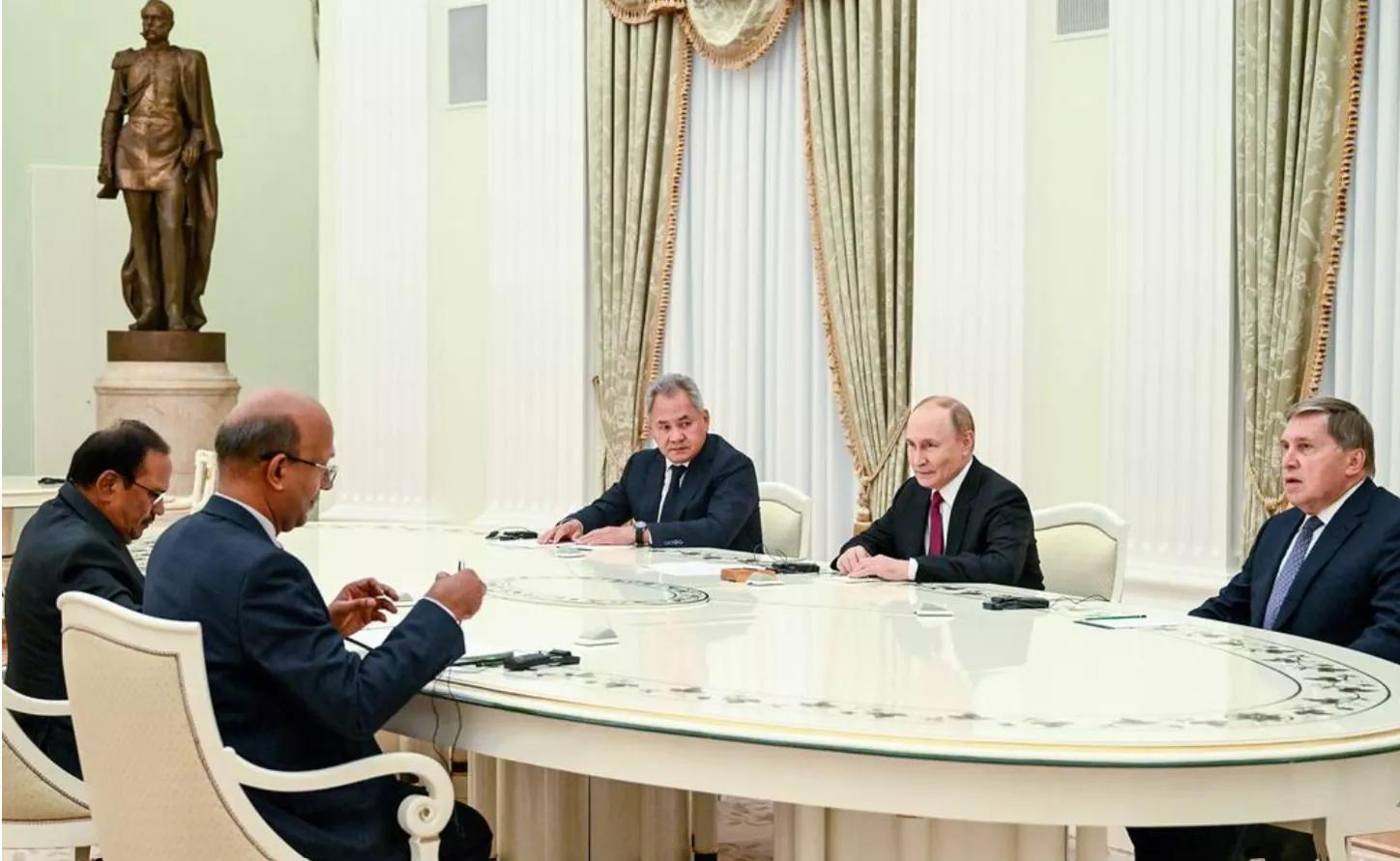 Putin recebe conselheiro de Segurança Nacional da Índia Putin recebe conselheiro de Segurança Nacional da Índia