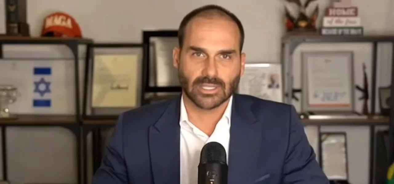 Eduardo Bolsonaro quer exercer mandato lá dos EUA Eduardo Bolsonaro participa remotamente em audiência da Câmara