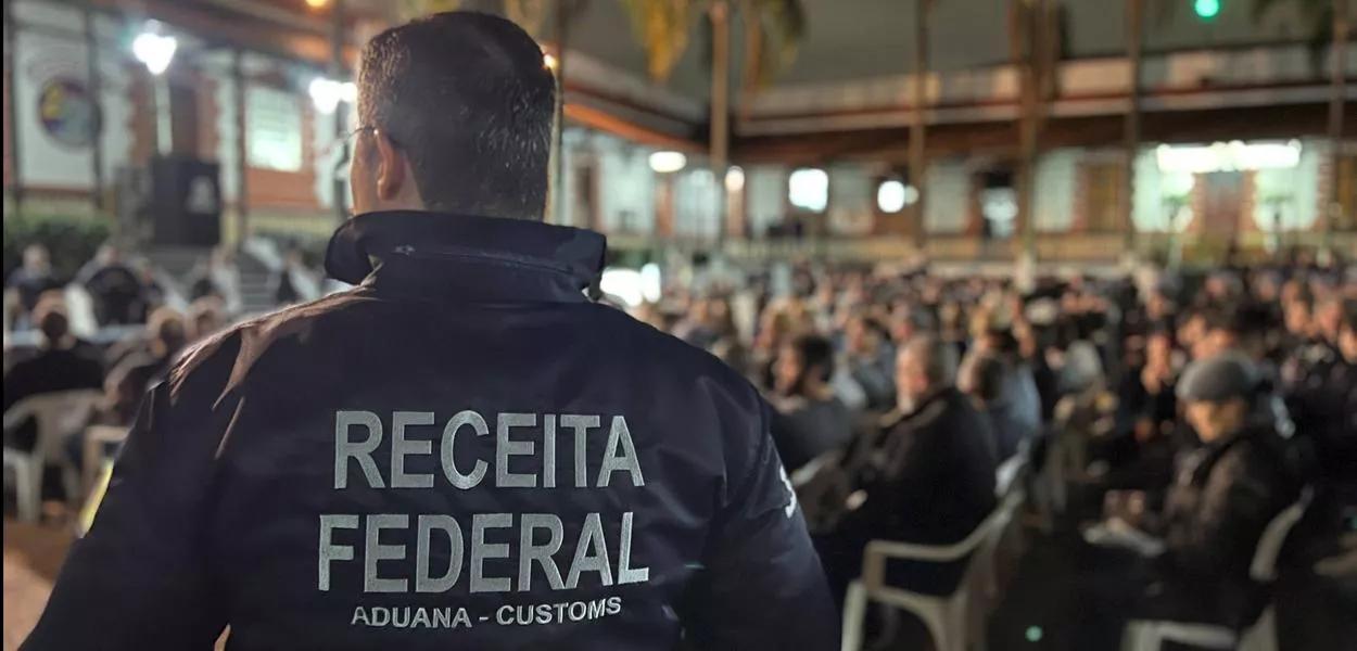 Agentes da Receita Federal durante ação conjunta da Operação Carbono Oculto, que investiga esquema de lavagem de dinheiro no setor de combustíveis