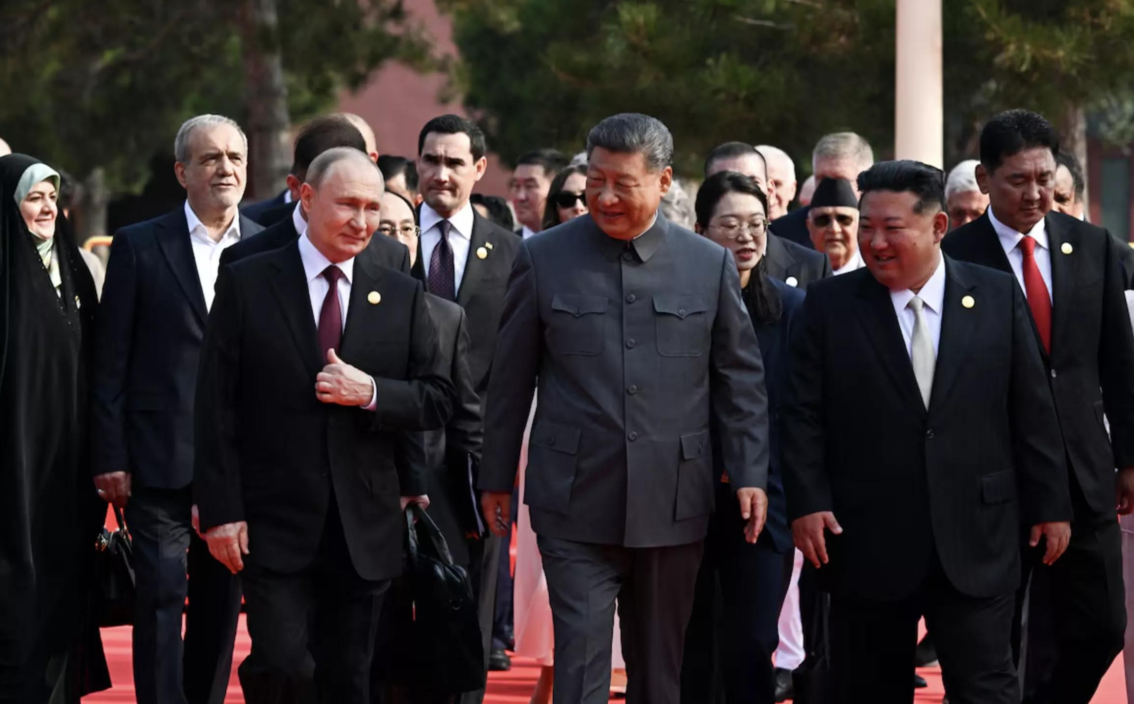 Xi Jinping entre Vladimir Putin e Kim Jong-Un Xi Jinping entre Vladimir Putin e Kim Jong-Un