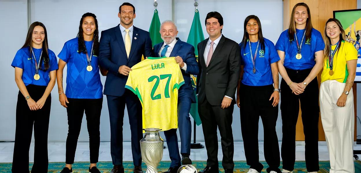 Lula e atletas da Seleção Brasileira de Futebol FemininoFoto: Ricardo Stuckert / PR