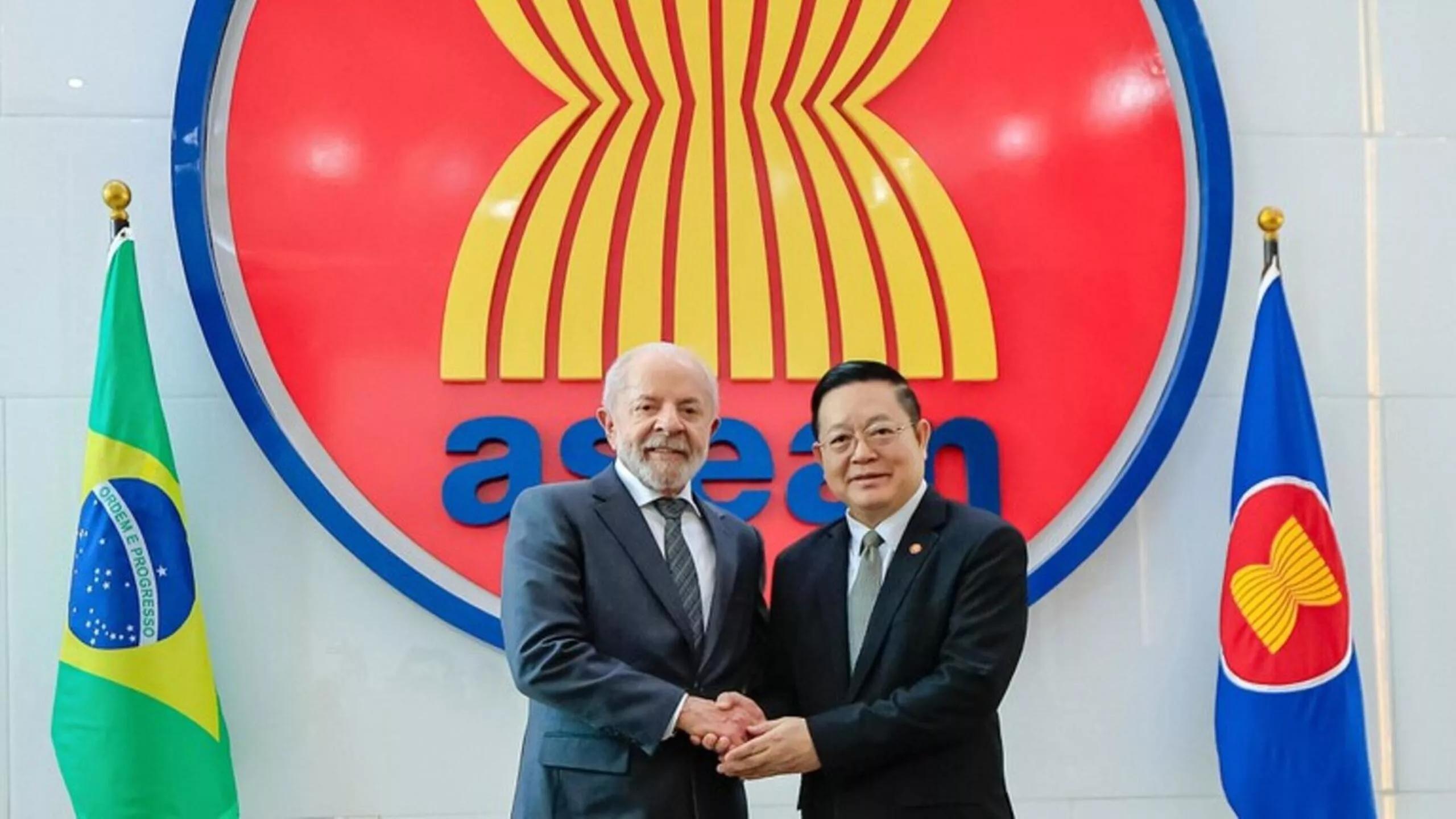Lula com o secretário-geral Kao Kim Hourn, na Indonésia: primeira visita de um presidente brasileiro à ASEAN Lula com o secretário-geral Kao Kim Hourn, na Indonésia: primeira visita de um presidente brasileiro à ASEAN