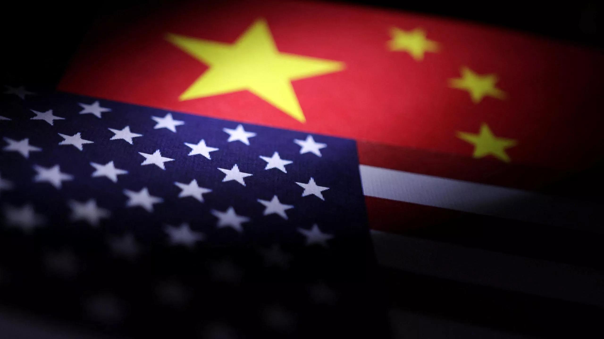 Bandeiras dos EUA e da China em foto de ilustração - 10/04/2025 Bandeiras dos EUA e da China em foto de ilustração - 10/04/2025