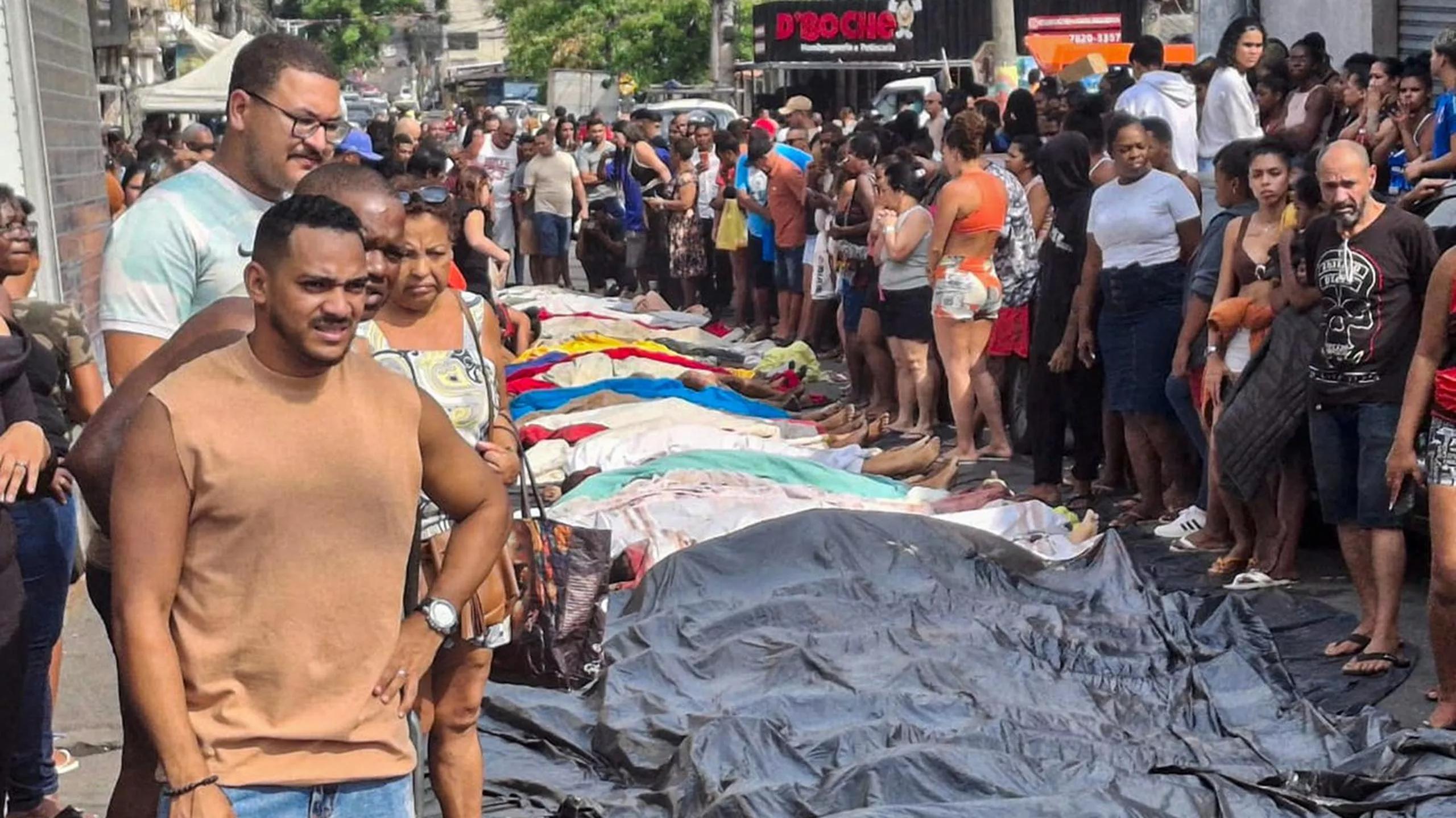 Rio de Janeiro (RJ), 29/10/2025 - Dezenas de corpos são trazidos por moradores para a Praça São Lucas, na Penha, zona norte do Rio de Janeiro, após ação policial da Operação Contenção. Rio de Janeiro (RJ), 29/10/2025 - Dezenas de corpos são trazidos por moradores para a Praça São Lucas, na Penha, zona norte do Rio de Janeiro, após ação policial da Operação Contenção.