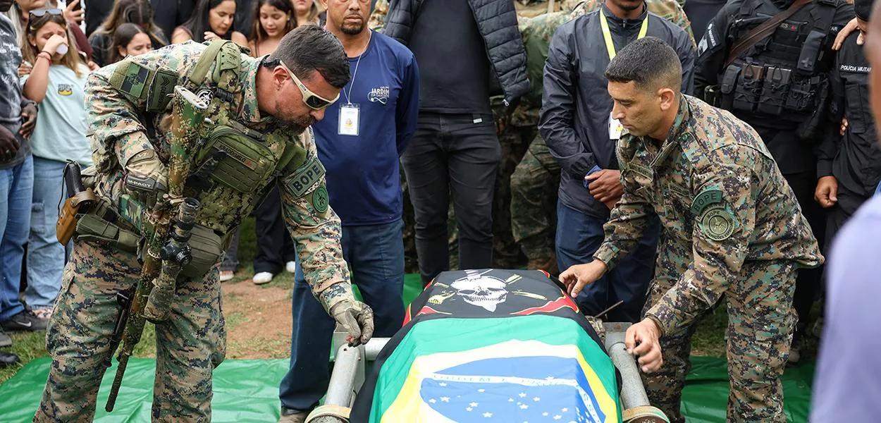 Rio de Janeiro (RJ), 30/10/2025 – Enterro do sargento da Polícia Militar, Heber Carvalho da Fonseca no Cemitério Jardim da Saudade, em Sulacap, no Rio de Janeiro Rio de Janeiro (RJ), 30/10/2025 – Enterro do sargento da Polícia Militar, Heber Carvalho da Fonseca no Cemitério Jardim da Saudade, em Sulacap, no Rio de Janeiro