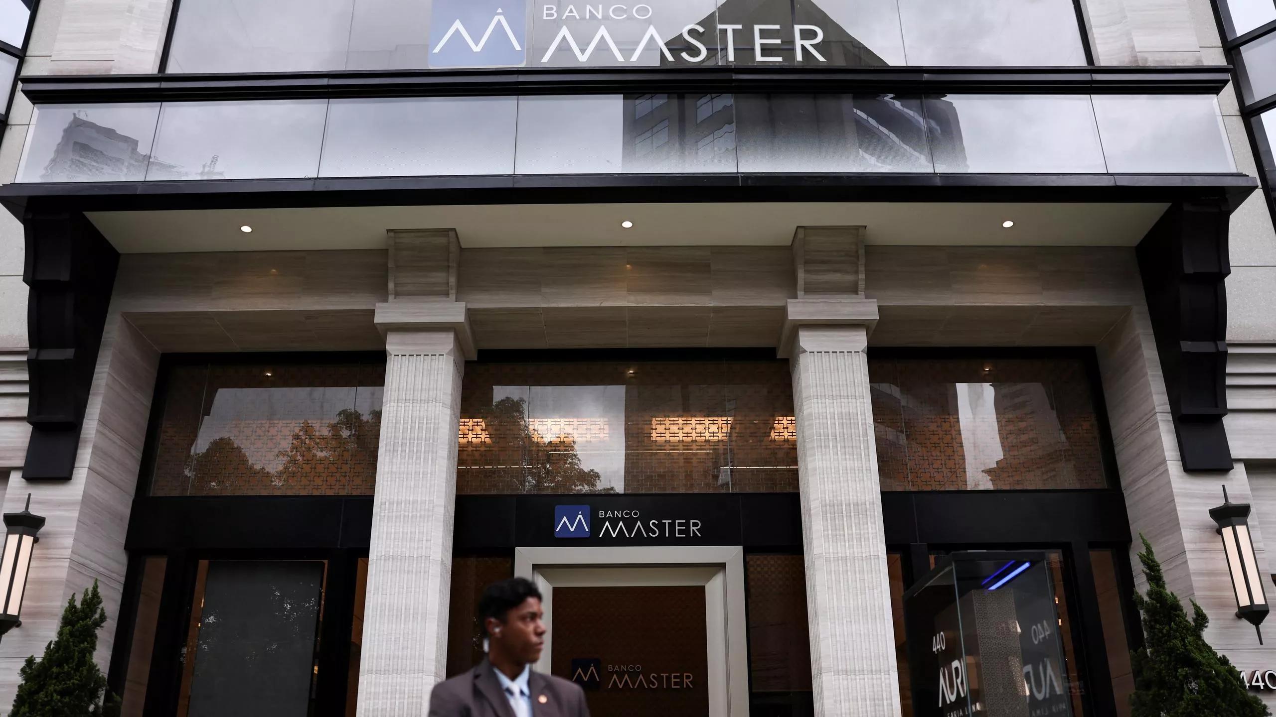 Segurança do lado de fora do Banco Master, após a prisão do acionista controlador do banco, Daniel Vorcaro, em São Paulo - 18 de novembro de 2025 Segurança do lado de fora do Banco Master, após a prisão do acionista controlador do banco, Daniel Vorcaro, em São Paulo - 18 de novembro de 2025