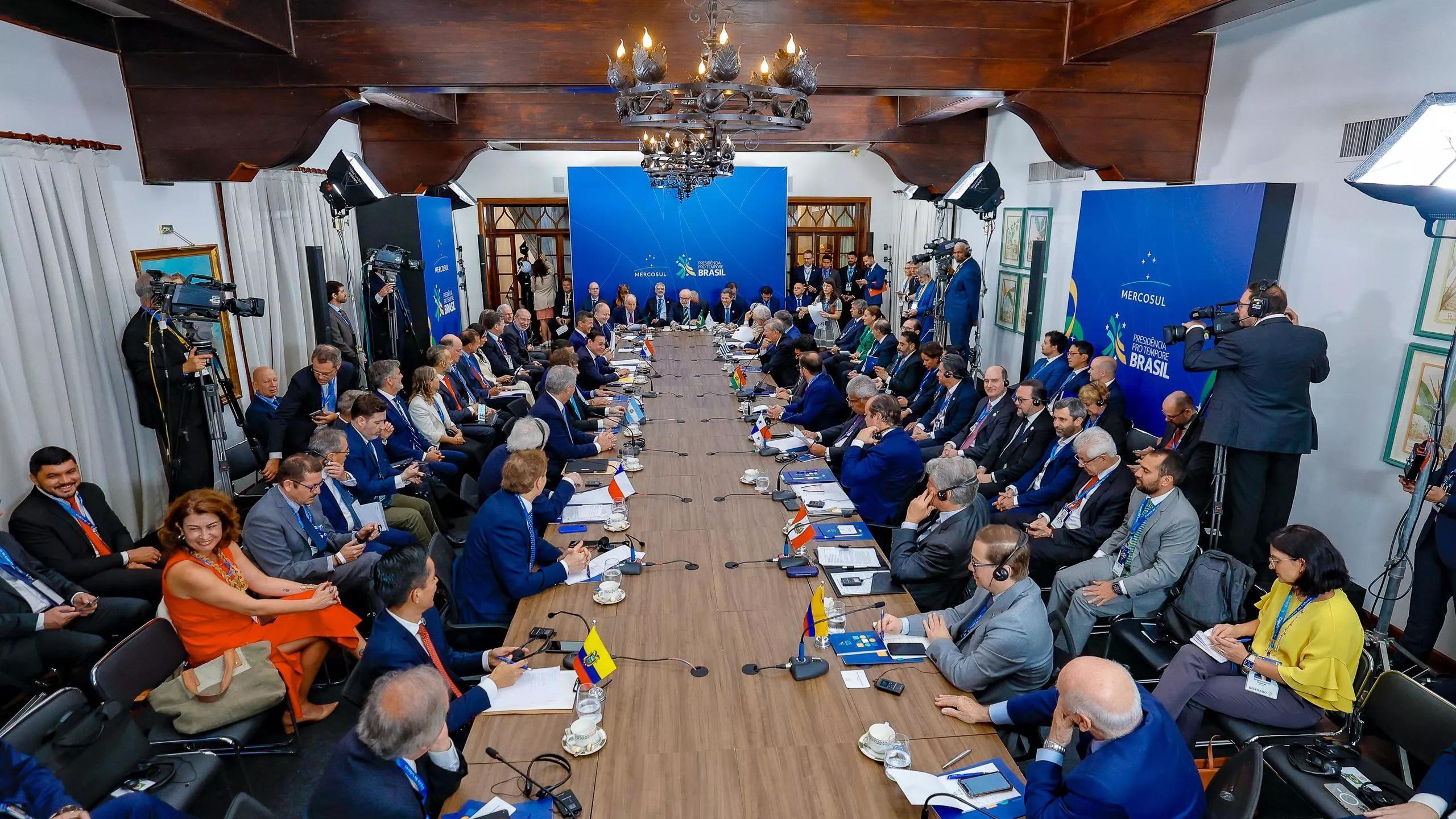 Presidente da República, Luiz Inácio Lula da Silva, sessão Plenária da Cúpula de Presidentes e Chefes de Delegação dos Estados Partes do Mercosul e dos Estados Associados. Belmond Hotel Cataratas, Foz do Iguaçu - PR.
Foto: Ricardo Stuckert / PR Presidente da República, Luiz Inácio Lula da Silva, sessão Plenária da Cúpula de Presidentes e Chefes de Delegação dos Estados Partes do Mercosul e dos Estados Associados. Belmond Hotel Cataratas, Foz do Iguaçu - PR.
Foto: Ricardo Stuckert / PR