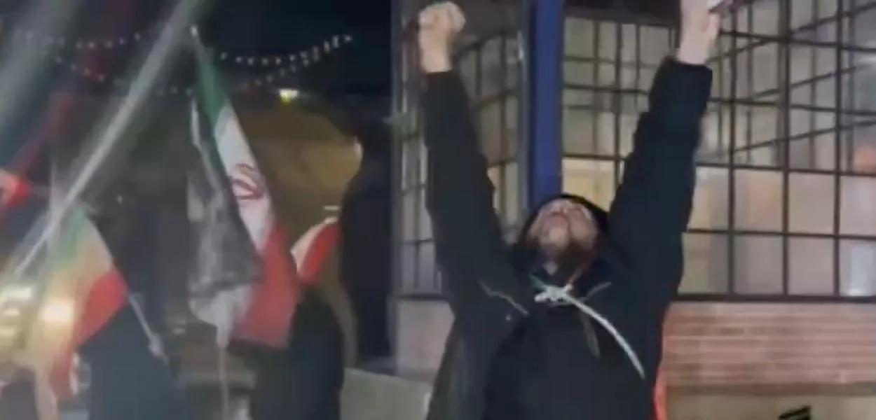 Iraniano comemorando o cessar-fogo entre Irã e EUA Iraniano comemorando o cessar-fogo entre Irã e EUA