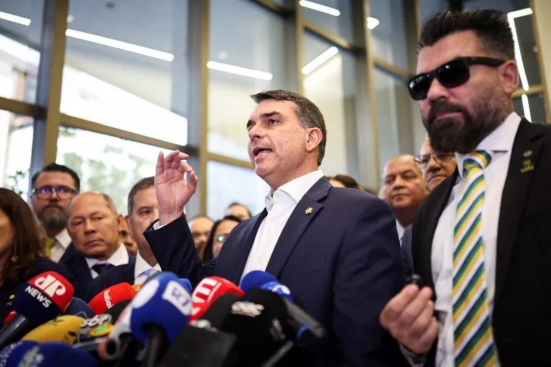 Senador Flavio Bolsonaro fala com jornalistas, em Brasília, após reunião com aliados19 de maio de 2026REUTERS/Mateus Bonomi Senador Flavio Bolsonaro fala com jornalistas, em Brasília, após reunião com aliados19 de maio de 2026REUTERS/Mateus Bonomi