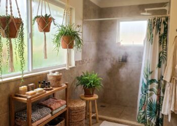As suculentas pendentes aproveitam o vapor natural do ambiente para se desenvolverem em cascata com muita elegância.
