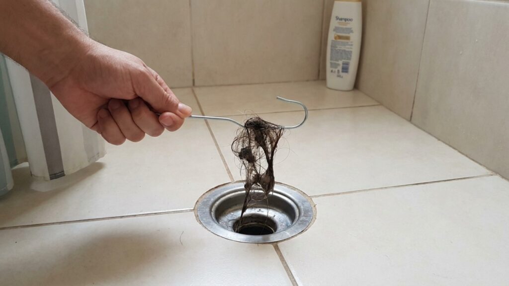 A manutenção preventiva do ralo evita o acúmulo de detritos e garante um escoamento perfeito para o dia a dia.