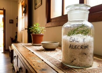 A união do sal grosso com o alecrim cria um escudo natural que afasta as energias pesadas e perfuma o lar.
