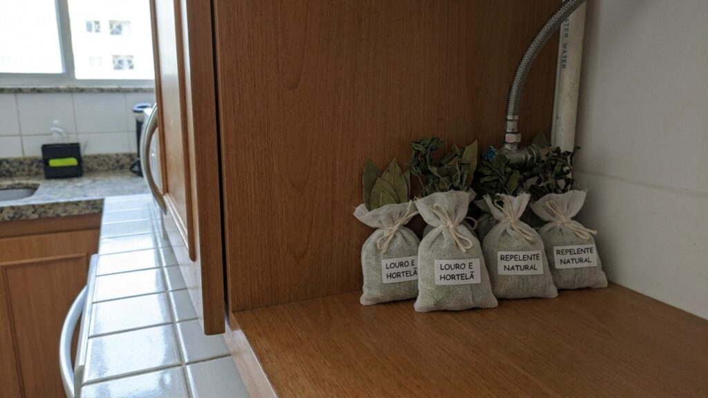 Manter os ingredientes naturais renovados nos pontos de acesso garante a proteção contínua da casa contra invasores indesejados.