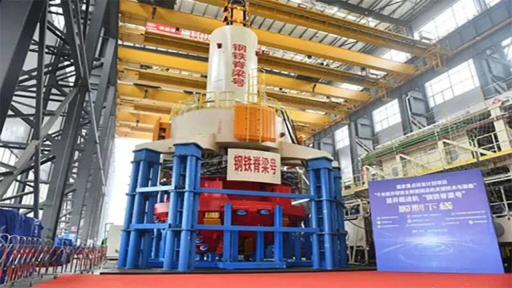A China lançou a primeira perfuratriz do mundo que consegue cavar em pé até 1.000 metros de profundidade e tirar por vez o peso de dez veículos