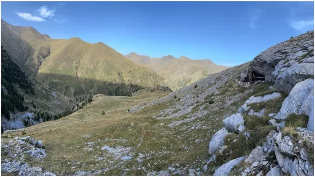 Arqueólogos acham caverna antiga em montanha cheia de mineral verde misterioso