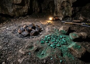Arqueólogos acham caverna antiga em montanha cheia de mineral verde misterioso