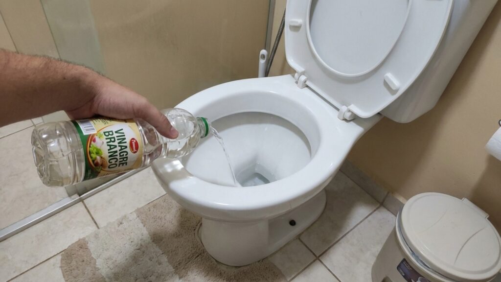 A aplicação noturna do produto caseiro elimina o mau cheiro e garante uma higienização profunda e sem esforço.
