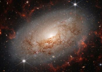 Astrônomos surpreendidos por galáxia antiga sem rotação