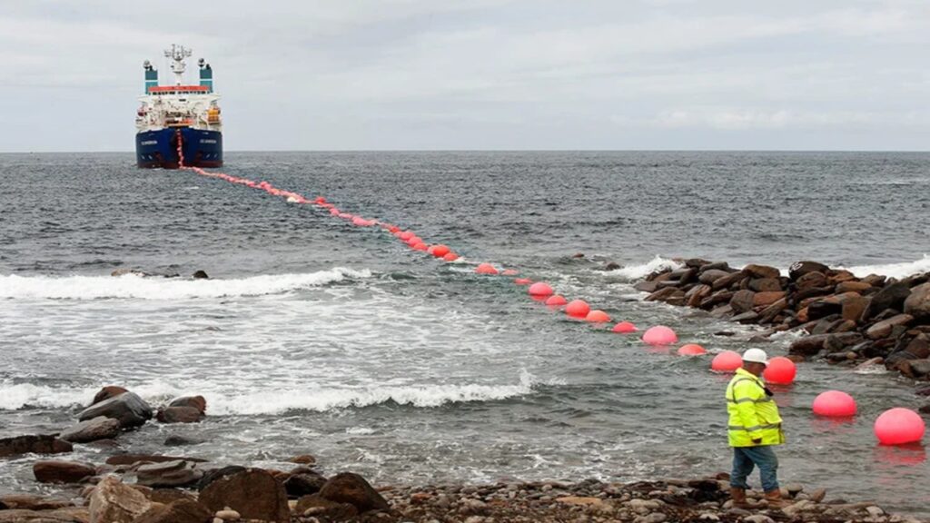 Espanha dá lição em energia marítima: boia de 14 andares de altura transforma ondas do Cantábrico em energia para residências