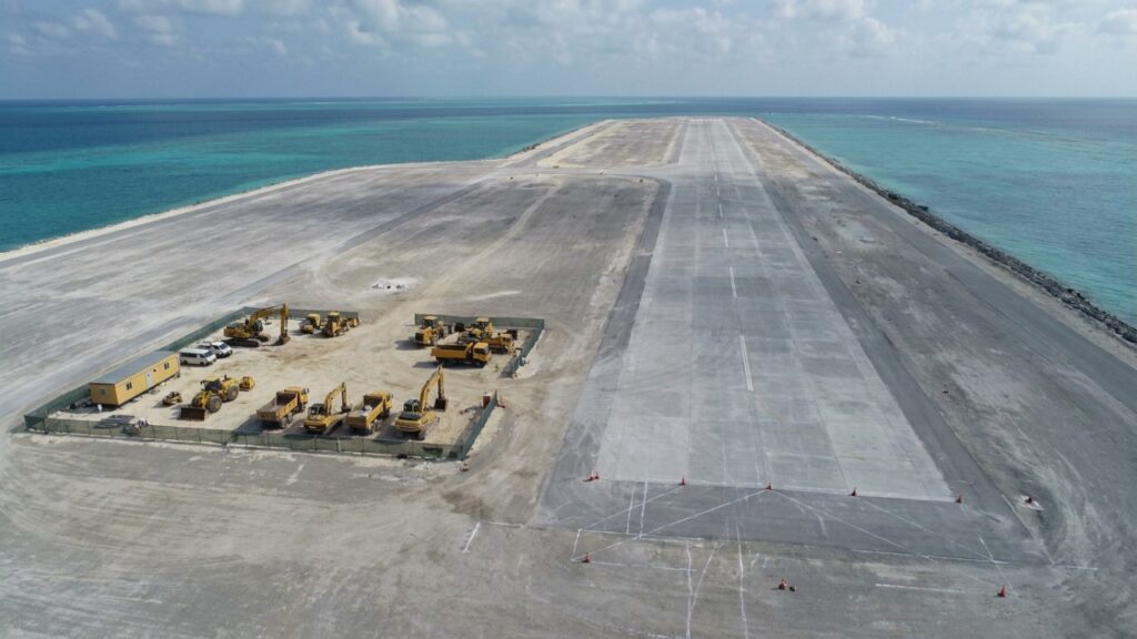 Imagens de satélite revelam a maior ilha artificial da China surgindo do mar