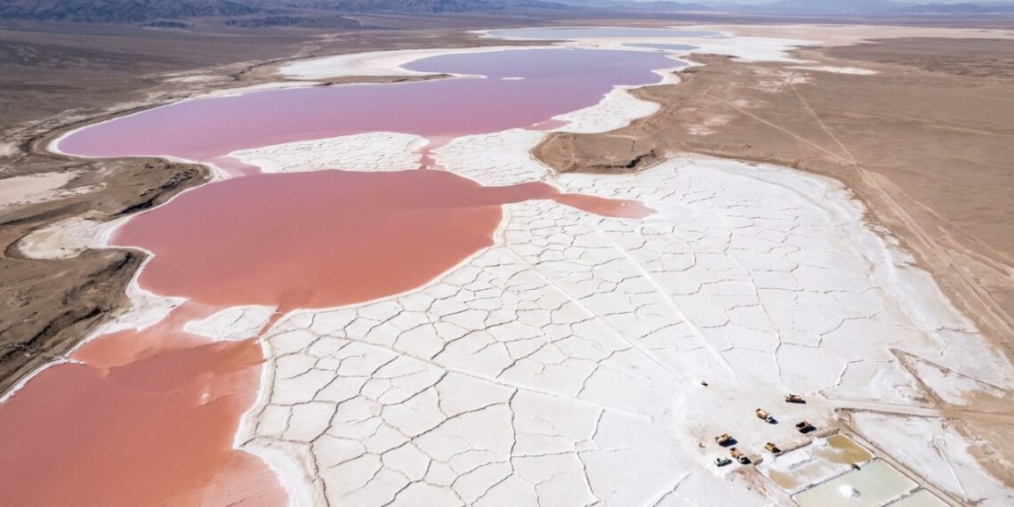 NASA detecta "coração rosa" na Argentina a partir da ISS e, por trás da imagem, há um negócio de 300 mil toneladas de sal por ano