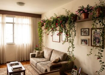 O aproveitamento estratégico das superfícies elevadas com plantas pendentes transforma os ambientes internos em refúgios verdes sem ocupar espaço no piso.