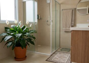 A escolha de folhagens específicas que gostam de sombra e vapor transforma banheiros em espaços relaxantes e cheios de frescor.