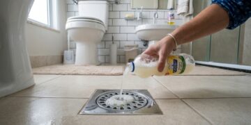 A mistura de detergente neutro e sal aplicada nos ralos elimina o habitat ideal para a reprodução de insetos e larvas.