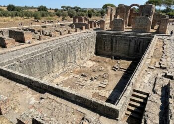 Arqueólogos encontram grande monumento de 2.250 anos embaixo de antiga cidade romana