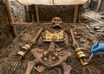Arqueólogos descobriram um túmulo de uma civilização desconhecida, repleto de ouro até a borda