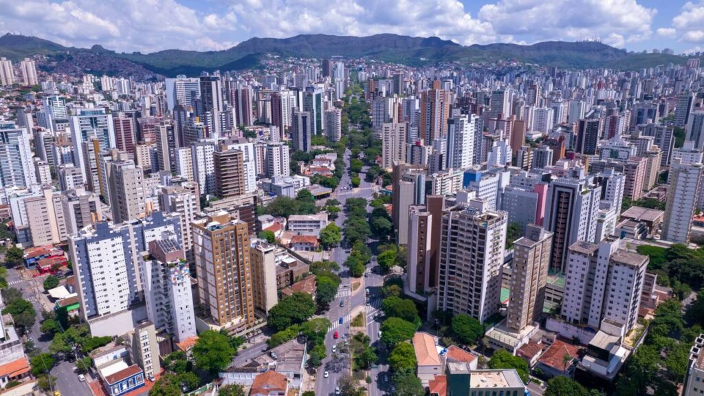 A cidade mineira onde os carros parecem subir a ladeira sozinhos: o fenômeno que intriga curiosos há mais de 50 anos