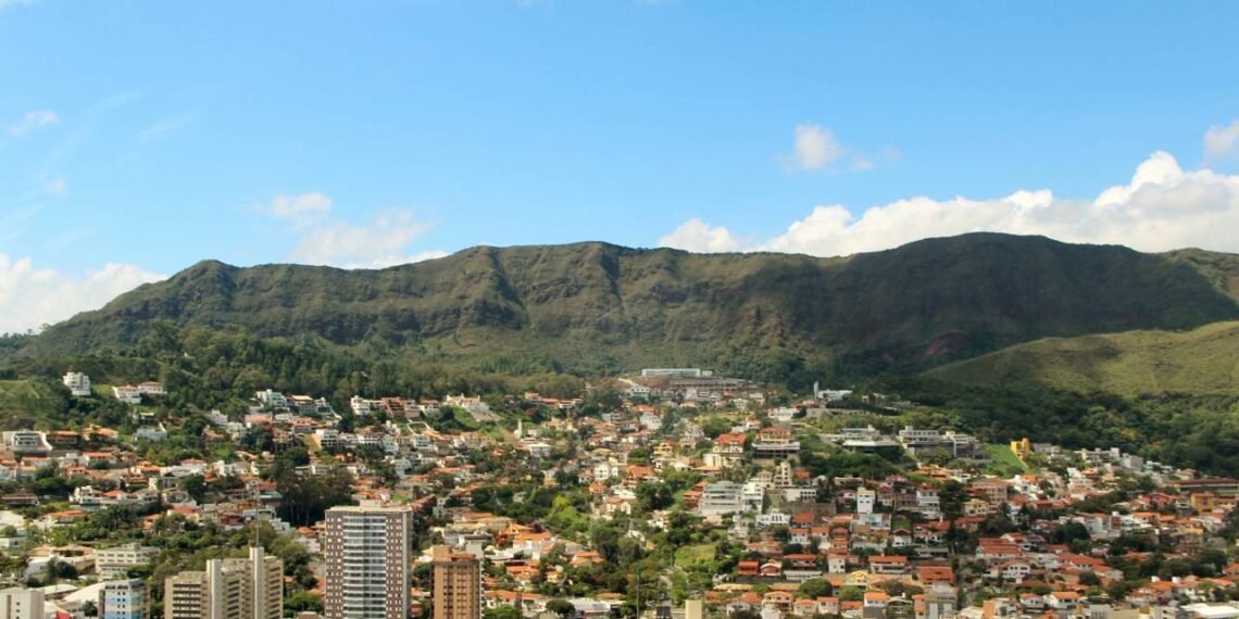A cidade mineira onde os carros parecem subir a ladeira sozinhos: o fenômeno que intriga curiosos há mais de 50 anos