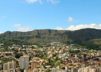 A cidade mineira onde os carros parecem subir a ladeira sozinhos: o fenômeno que intriga curiosos há mais de 50 anos