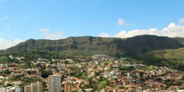 A cidade mineira onde os carros parecem subir a ladeira sozinhos: o fenômeno que intriga curiosos há mais de 50 anos