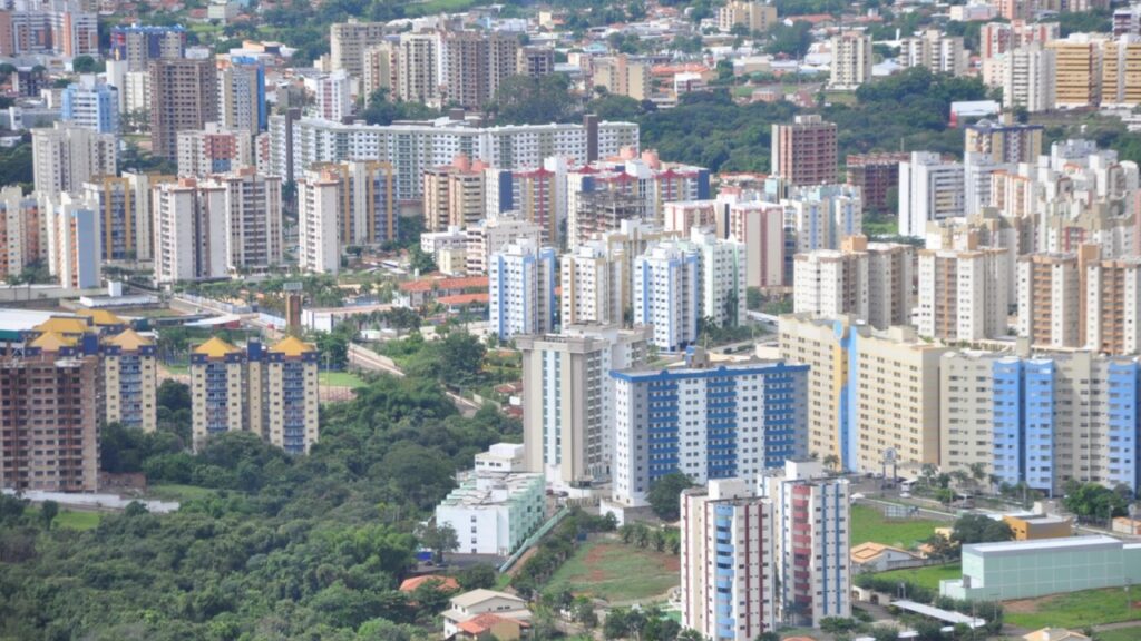 Águas que brotam do chão a 57 °C: a cidade goiana com o maior manancial hidrotermal do mundo e mais de 2 milhões de visitantes por ano