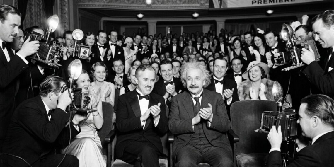 Charlie Chaplin, ao comentar a popularidade e a genialidade de Albert Einstein, disse: "A sua glória é maior que a minha. O mundo inteiro o admira, mesmo sem entender uma palavra do que você diz."