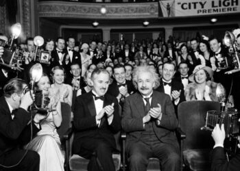 Charlie Chaplin, ao comentar a popularidade e a genialidade de Albert Einstein, disse: "A sua glória é maior que a minha. O mundo inteiro o admira, mesmo sem entender uma palavra do que você diz."