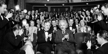 Charlie Chaplin, ao comentar a popularidade e a genialidade de Albert Einstein, disse: "A sua glória é maior que a minha. O mundo inteiro o admira, mesmo sem entender uma palavra do que você diz."