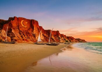 A vila cearense com falésias de 30 metros que cineastas franceses descobriram nos anos 60 e o The Guardian elegeu entre as 10 melhores praias do Brasil