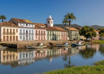 Fundada em 1544 com 43 km de praias preservadas: a 2ª cidade mais antiga do Espírito Santo guarda o maior casario colonial do estado a 219 km da capital